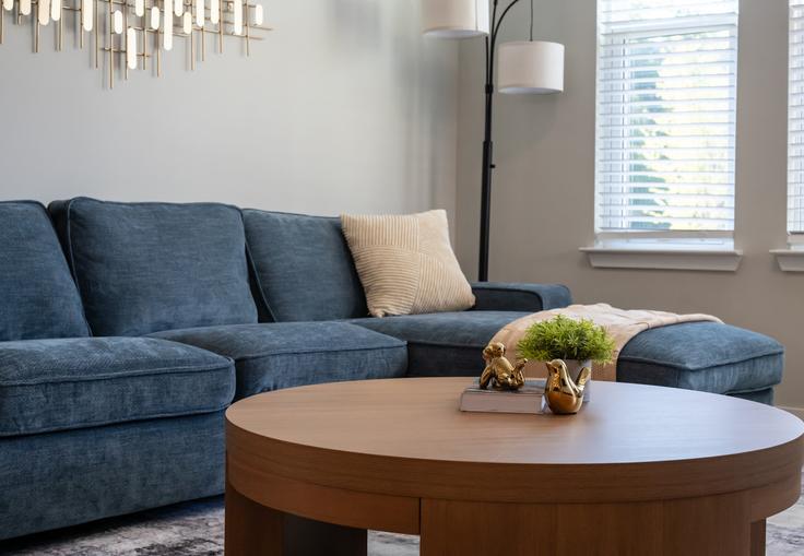 Athens AthensのBuilding Addison Road - aveline-hospitality - 1223268 - ATLのアパートメントにある、モダンな家具を備えたエレガントなデザインのリビングルーム