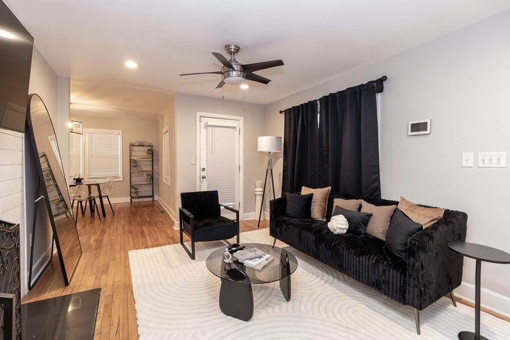 Salle de séjour élégante avec mobilier moderne dans un appartement à Building Campbellton Road Southwest - aw-luxe-llc - 1607869 à Atlanta, Atlanta