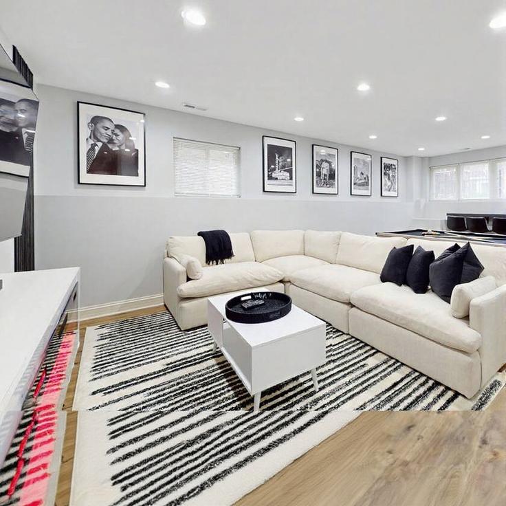 Sala de estar elegantemente projetada com móveis modernos em um apartamento no Building North Lawler Avenue - aw-luxe-llc - 1607866 em Chicago, Chicago Sala de estar elegantemente projetada com móveis modernos em um apartamento no Building North Lawler Avenue - aw-luxe-llc - 1607866 em Chicago, Chicago