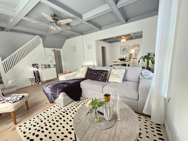 Salle de séjour élégante avec mobilier moderne dans un appartement à Building Palmer Place - aynu-llc - 1634287 à Waukegan, Waukegan