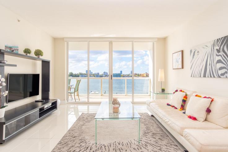 Sala de estar elegantemente projetada com móveis modernos em um apartamento no Building North Bay Road - ayp-rentals - 1648416 em Sunny Isles Beach, Sunny Isles Beach