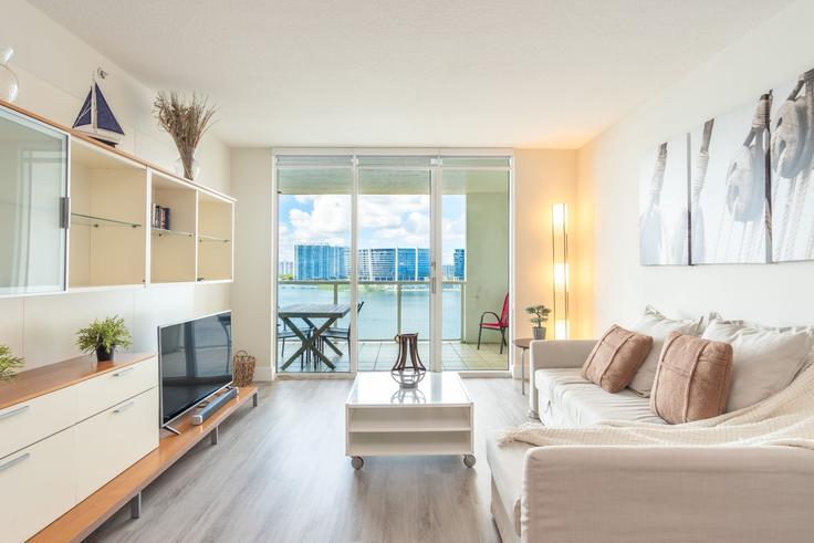 Sala de estar elegantemente projetada com móveis modernos em um apartamento no Building North Bay Road - ayp-rentals - 1648430 em Sunny Isles Beach, Sunny Isles Beach