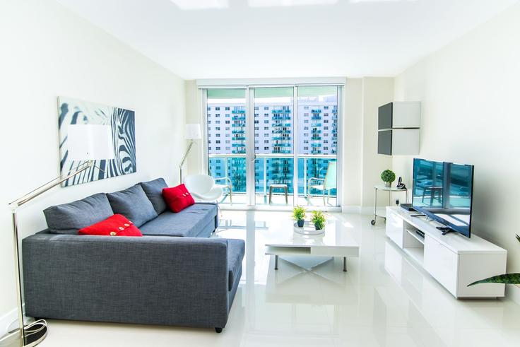 Elegante sala de estar con mobiliario moderno en un apartamento en Building Collins Avenue - ayp-rentals - 1648409 en Sunny Isles Beach, Sunny Isles Beach Elegante sala de estar con mobiliario moderno en un apartamento en Building Collins Avenue - ayp-rentals - 1648409 en Sunny Isles Beach, Sunny Isles Beach