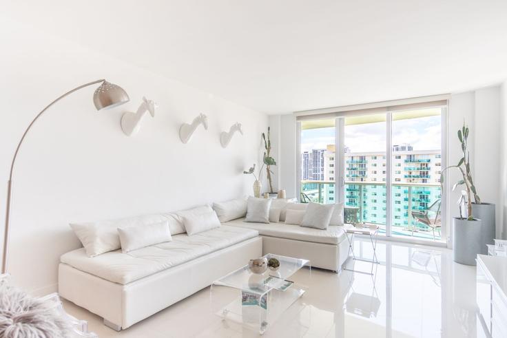 Salle de séjour élégante avec mobilier moderne dans un appartement à Building Collins Avenue - ayp-rentals - 1648415 à Sunny Isles Beach, Sunny Isles Beach