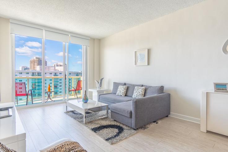 Sunny Isles Beach Sunny Isles BeachのBuilding Collins Avenue - ayp-rentals - 1648431のアパートメントにある、モダンな家具を備えたエレガントなデザインのリビングルーム Sunny Isles Beach Sunny Isles BeachのBuilding Collins Avenue - ayp-rentals - 1648431のアパートメントにある、モダンな家具を備えたエレガントなデザインのリビングルーム