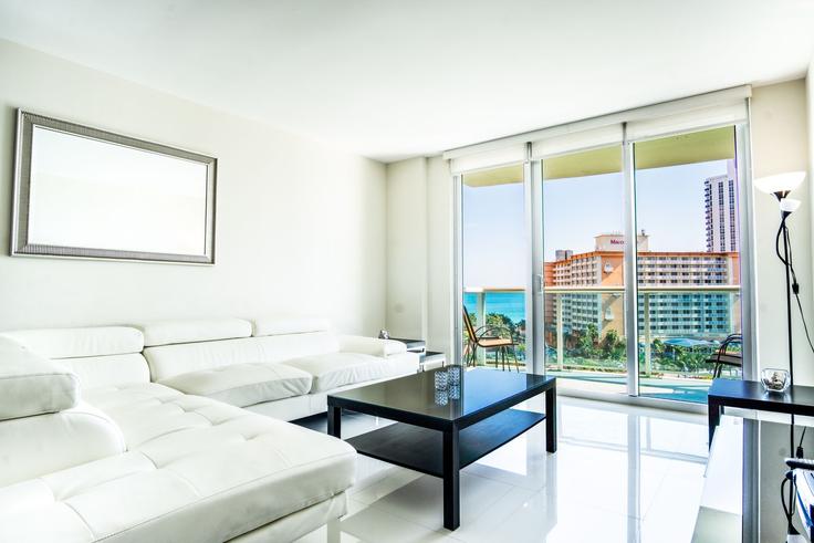 Sunny Isles Beach Sunny Isles BeachのBuilding Collins Avenue - ayp-rentals - 1648406のアパートメントにある、モダンな家具を備えたエレガントなデザインのリビングルーム Sunny Isles Beach Sunny Isles BeachのBuilding Collins Avenue - ayp-rentals - 1648406のアパートメントにある、モダンな家具を備えたエレガントなデザインのリビングルーム