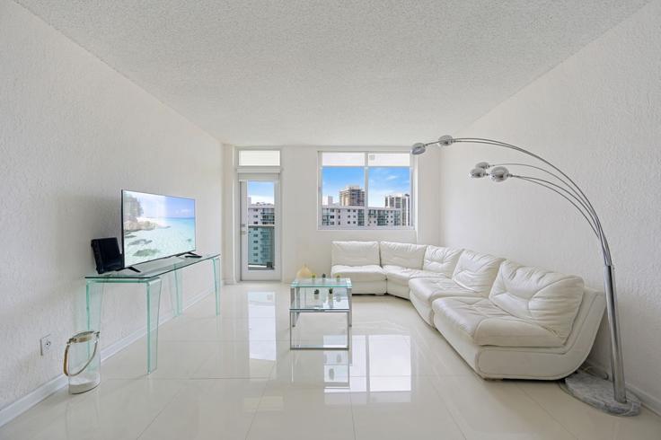 Sala de estar elegantemente projetada com móveis modernos em um apartamento no Building Collins Avenue - ayp-rentals - 1648424 em Sunny Isles Beach, Sunny Isles Beach