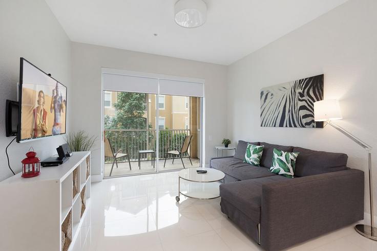 Elegante sala de estar con mobiliario moderno en un apartamento en Building Almaton Loop - ayp-rentals - 1648413 en Four Corners, Four Corners Elegante sala de estar con mobiliario moderno en un apartamento en Building Almaton Loop - ayp-rentals - 1648413 en Four Corners, Four Corners