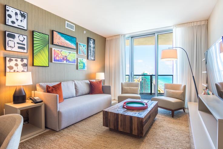 Salle de séjour élégante avec mobilier moderne dans un appartement à Building South Ocean Drive - ayp-rentals - 1648408 à Hollywood, Hollywood Salle de séjour élégante avec mobilier moderne dans un appartement à Building South Ocean Drive - ayp-rentals - 1648408 à Hollywood, Hollywood