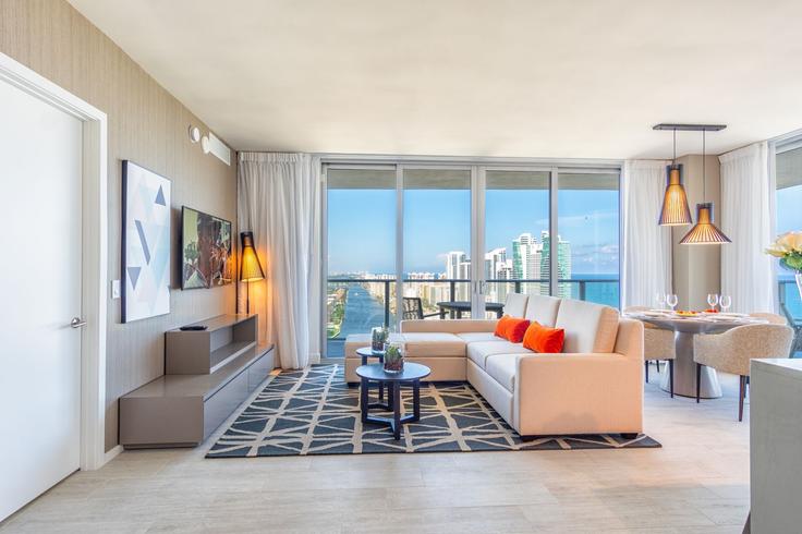 Elegant gestaltetes Wohnzimmer mit moderner Einrichtung in einer Wohnung im Building Jimmy Buffett Memorial Highway - ayp-rentals - 1648422 in Hollywood, Hollywood Elegant gestaltetes Wohnzimmer mit moderner Einrichtung in einer Wohnung im Building Jimmy Buffett Memorial Highway - ayp-rentals - 1648422 in Hollywood, Hollywood