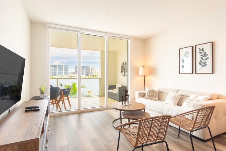 Salle de séjour élégante avec mobilier moderne dans un appartement à Building North Bay Road - ayp-rentals - 1648396 à Sunny Isles Beach, Sunny Isles Beach Salle de séjour élégante avec mobilier moderne dans un appartement à Building North Bay Road - ayp-rentals - 1648396 à Sunny Isles Beach, Sunny Isles Beach