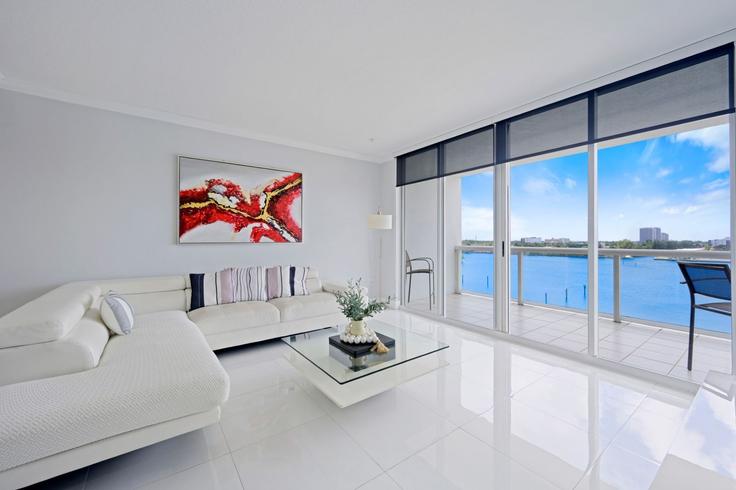 Salle de séjour élégante avec mobilier moderne dans un appartement à Building North Bay Road - ayp-rentals - 1648429 à Sunny Isles Beach, Sunny Isles Beach Salle de séjour élégante avec mobilier moderne dans un appartement à Building North Bay Road - ayp-rentals - 1648429 à Sunny Isles Beach, Sunny Isles Beach
