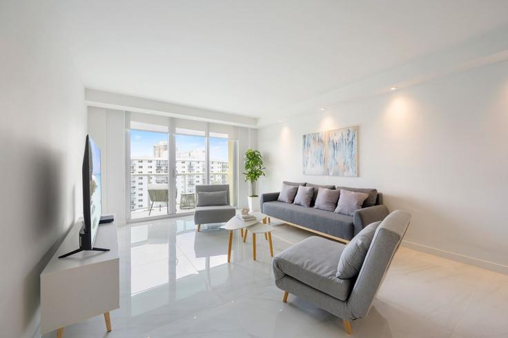 Sunny Isles Beach Sunny Isles BeachのBuilding Collins Avenue - ayp-rentals - 1648433のアパートメントにある、モダンな家具を備えたエレガントなデザインのリビングルーム Sunny Isles Beach Sunny Isles BeachのBuilding Collins Avenue - ayp-rentals - 1648433のアパートメントにある、モダンな家具を備えたエレガントなデザインのリビングルーム