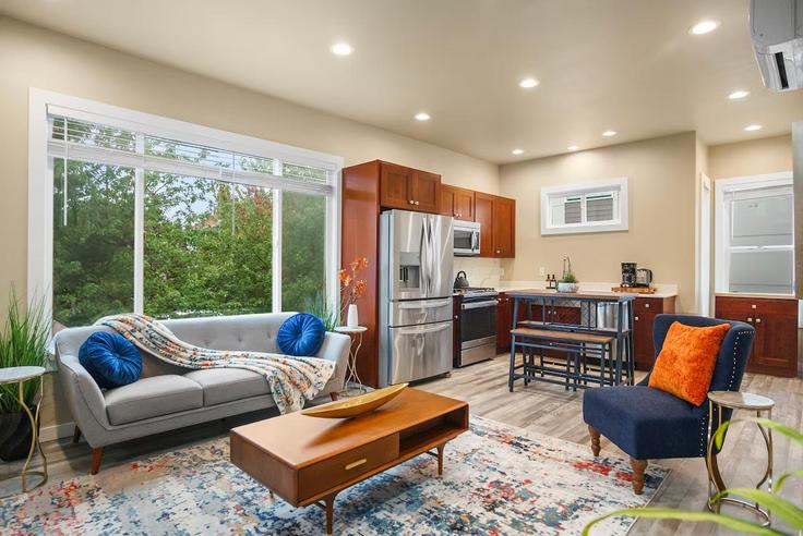 Salle de séjour élégante avec mobilier moderne dans un appartement à Building 16th Avenue - azah - 1324827 à Seattle, Seattle