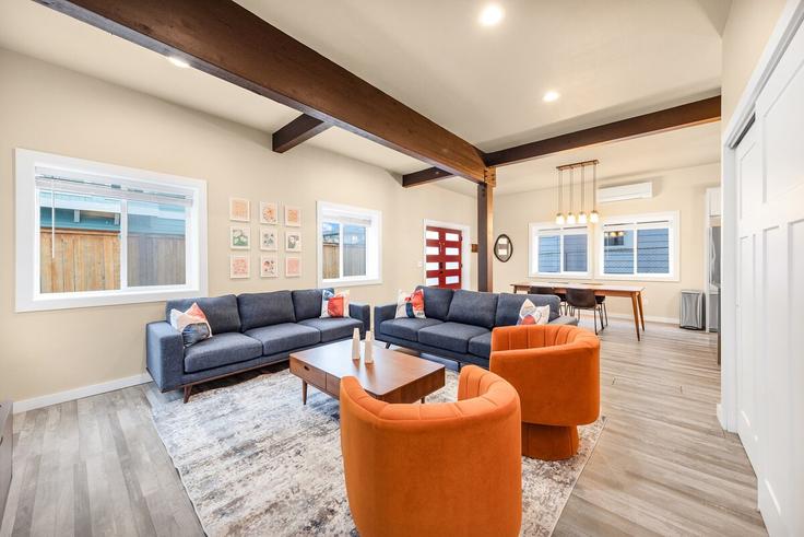 Seattle SeattleのBuilding 17th Avenue - azah - 1370200のアパートメントにある、モダンな家具を備えたエレガントなデザインのリビングルーム Seattle SeattleのBuilding 17th Avenue - azah - 1370200のアパートメントにある、モダンな家具を備えたエレガントなデザインのリビングルーム