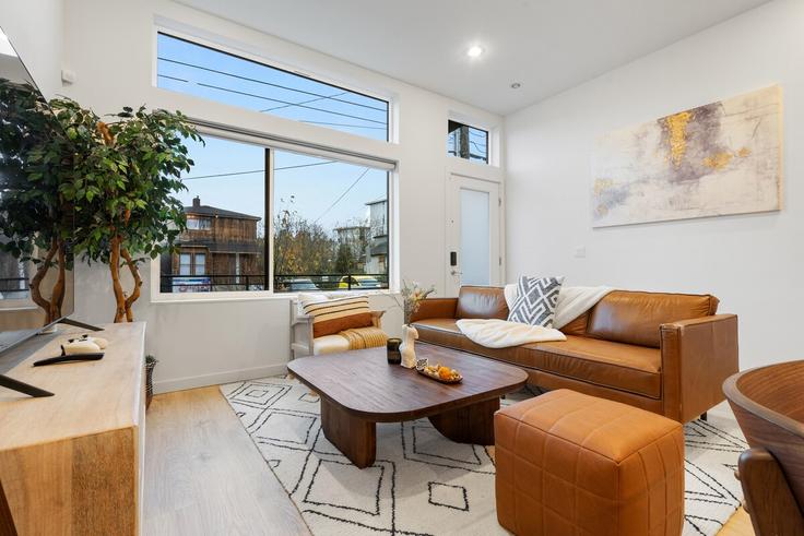 Elegant gestaltetes Wohnzimmer mit moderner Einrichtung in einer Wohnung im Building South Plum Street - azah - 1324831 in Seattle, Seattle