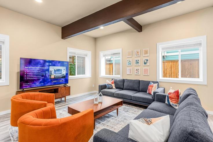 Seattle SeattleのBuilding 17th Avenue - azah - 1370200のアパートメントにある、モダンな家具を備えたエレガントなデザインのリビングルーム Seattle SeattleのBuilding 17th Avenue - azah - 1370200のアパートメントにある、モダンな家具を備えたエレガントなデザインのリビングルーム