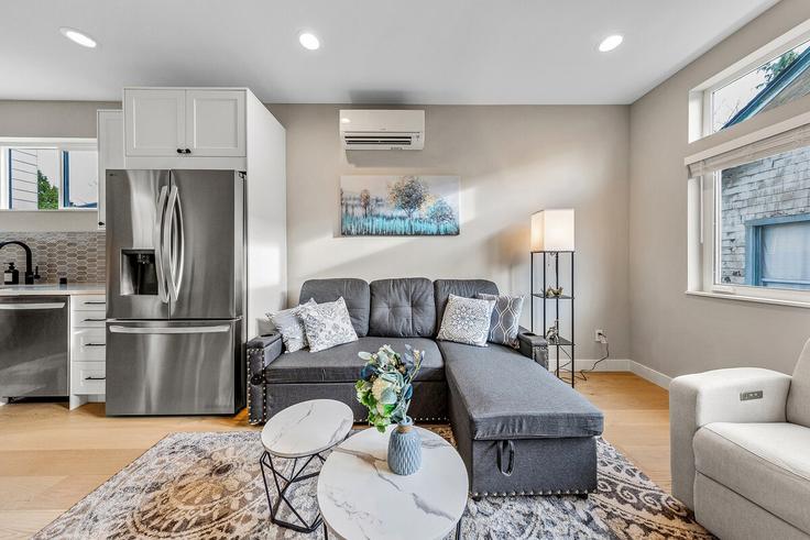 Seattle SeattleのBuilding 17th Avenue - azah - 1366636のアパートメントにある、モダンな家具を備えたエレガントなデザインのリビングルーム Seattle SeattleのBuilding 17th Avenue - azah - 1366636のアパートメントにある、モダンな家具を備えたエレガントなデザインのリビングルーム