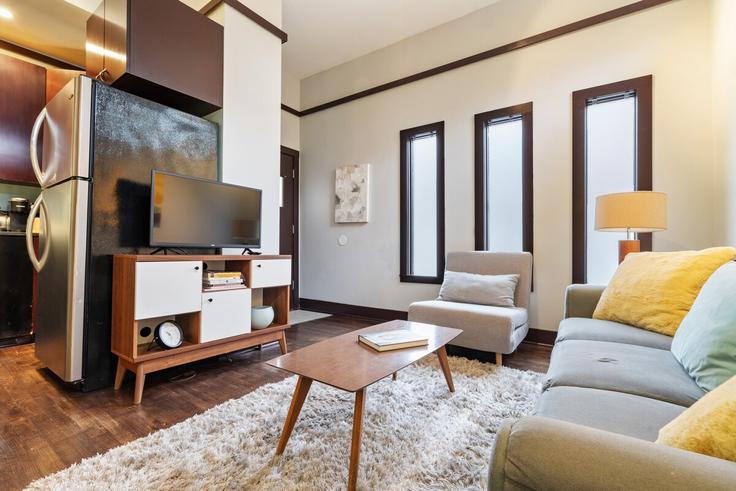 Elegant gestaltetes Wohnzimmer mit moderner Einrichtung in einer Wohnung im Building East Thomas Street - azah - 1324809 in Seattle, Seattle