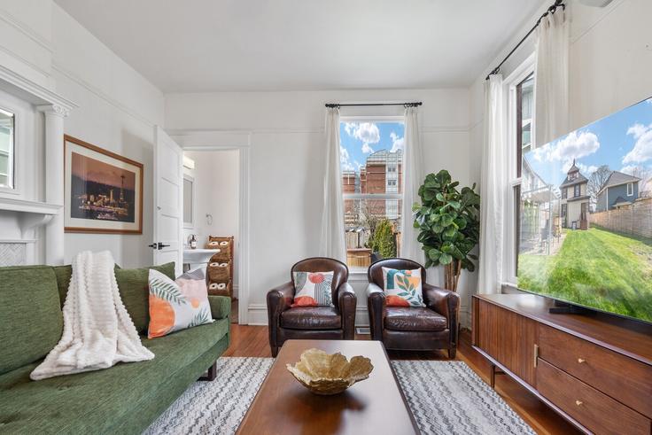 Seattle, Seattle에 위치한 Building East Jefferson Street - azah - 1324826 유닛의 세련된 인테리어가 돋보이는 거실 Seattle, Seattle에 위치한 Building East Jefferson Street - azah - 1324826 유닛의 세련된 인테리어가 돋보이는 거실