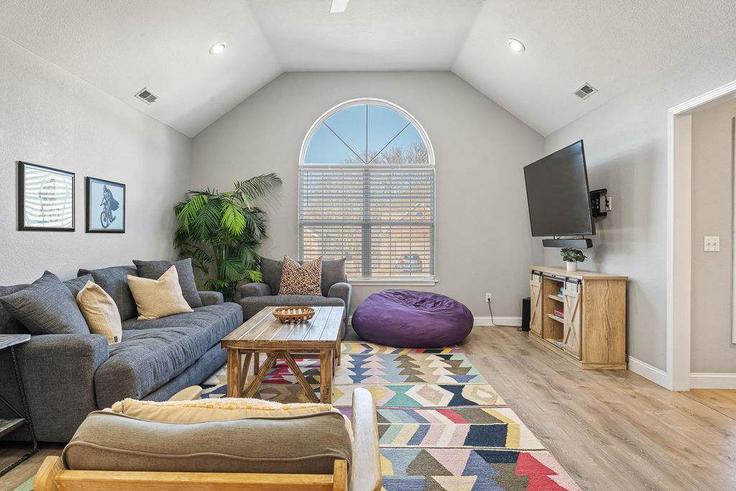 Bentonville BentonvilleのBuilding Willington Lane - b-home-management-llc - 1309794 - USAのアパートメントにある、モダンな家具を備えたエレガントなデザインのリビングルーム Bentonville BentonvilleのBuilding Willington Lane - b-home-management-llc - 1309794 - USAのアパートメントにある、モダンな家具を備えたエレガントなデザインのリビングルーム