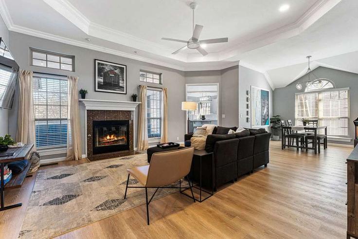 Bentonville, Bentonville에 위치한 Building Willington Lane - b-home-management-llc - 1309768 - USA 아파트의 세련된 인테리어가 돋보이는 거실