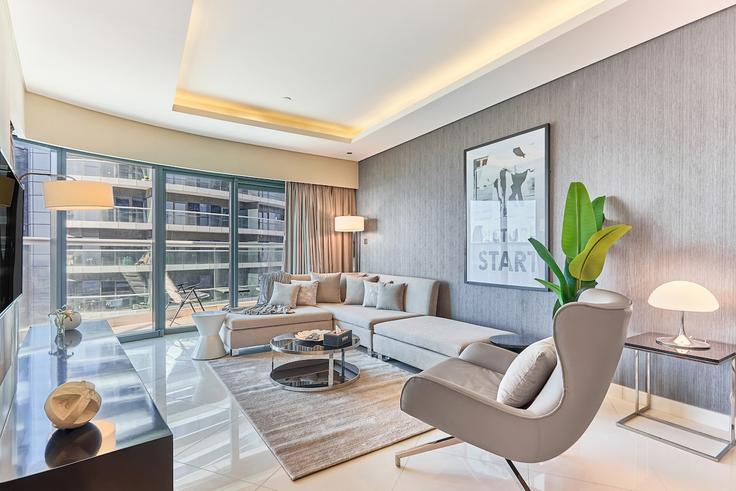 Dubai Business BayのBuilding Tariaq Bedon Esm - b-n-b-holiday-homes-rental-llc - 1571322のアパートメントにある、モダンな家具を備えたエレガントなデザインのリビングルーム Dubai Business BayのBuilding Tariaq Bedon Esm - b-n-b-holiday-homes-rental-llc - 1571322のアパートメントにある、モダンな家具を備えたエレガントなデザインのリビングルーム