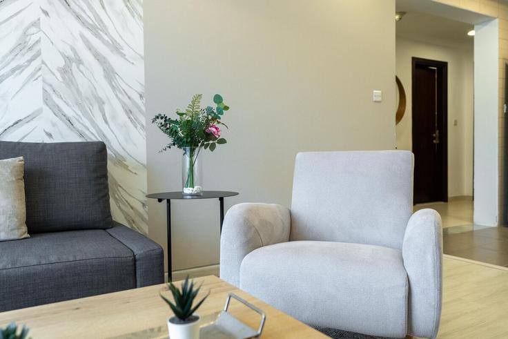 Al Thanyah Fifth, Dubai에 위치한 Building Tariaq Bedon Esm - b-n-b-holiday-homes-rental-llc - 1571342 유닛의 세련된 인테리어가 돋보이는 거실 Al Thanyah Fifth, Dubai에 위치한 Building Tariaq Bedon Esm - b-n-b-holiday-homes-rental-llc - 1571342 유닛의 세련된 인테리어가 돋보이는 거실