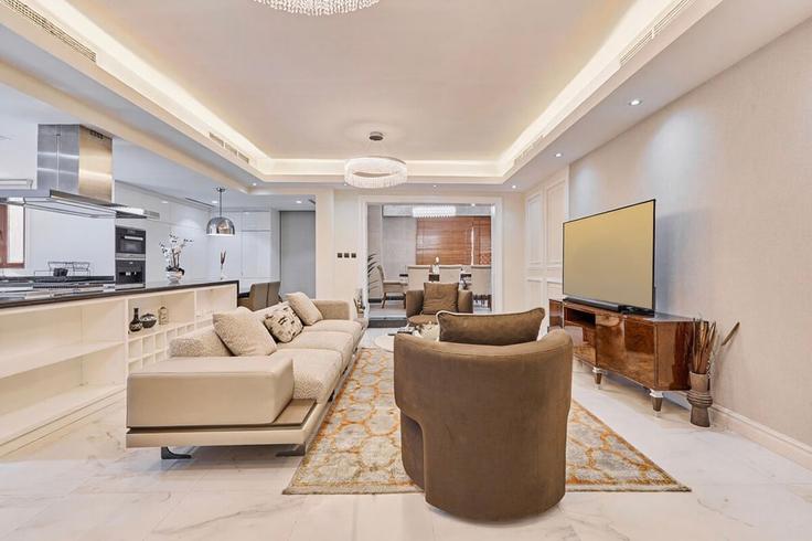 Salle de séjour élégante avec mobilier moderne dans un appartement à Building Gateway Avenue - b-n-b-holiday-homes-rental-llc - 1373163 à Al Kheeran, Dubai