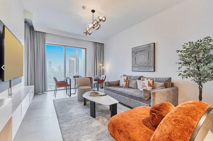 Building Tariaq Bedon Esm - b-n-b-holiday-homes-rental-llc - 1369896 adresindeki bir dairede modern mobilyalarla zarif bir şekilde tasarlanmış oturma odası Zaa'beel Second, Dubai