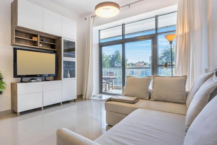 Elegant gestaltetes Wohnzimmer mit moderner Einrichtung in einer Wohnung im Building Green Drive - b-n-b-holiday-homes-rental-llc - 1253262 in Dubai, Dubai
