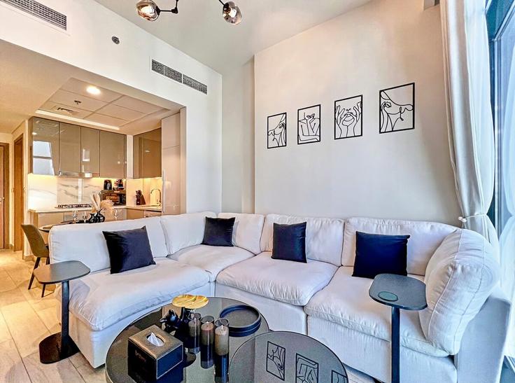Elegant gestaltetes Wohnzimmer mit moderner Einrichtung in einer Wohnung im Building Tariaq Bedon Esm - b-n-b-holiday-homes-rental-llc - 1253271 in Nad Al Sheba, Dubai