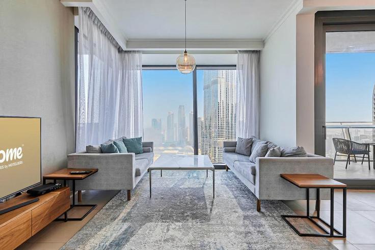 Dubai Burj KhalifaのBuilding Al Mustaqbal Street - b-n-b-holiday-homes-rental-llc - 1377125のアパートメントにある、モダンな家具を備えたエレガントなデザインのリビングルーム