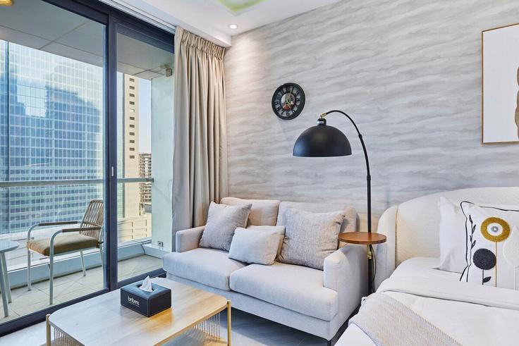 Salle de séjour élégante avec mobilier moderne dans un appartement à Building Tariaq Bedon Esm - b-n-b-holiday-homes-rental-llc - 1253285 à Al Thanyah Fifth, Dubai