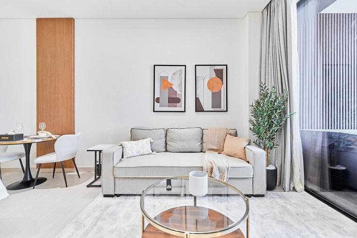 Salle de séjour élégante avec mobilier moderne dans un appartement à Building Marasi Drive - b-n-b-holiday-homes-rental-llc - 1271733 à Business Bay, Dubai