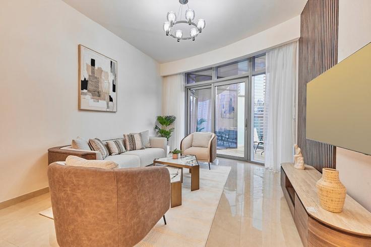 Sala de estar elegantemente projetada com móveis modernos em um apartamento no Building Burj Khalifa Boulevard - b-n-b-holiday-homes-rental-llc - 1343201 em Burj Khalifa, Dubai