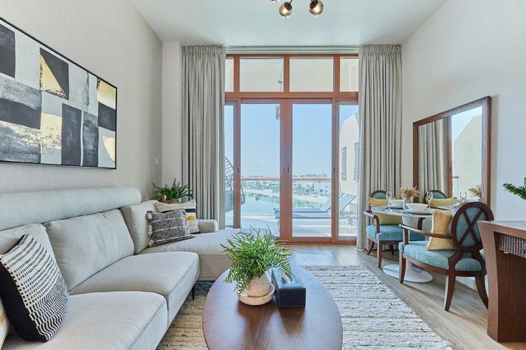 The Palm Jumeirah, Dubai에 위치한 Building Tariaq Bedon Esm - b-n-b-holiday-homes-rental-llc - 1468510 유닛의 세련된 인테리어가 돋보이는 거실