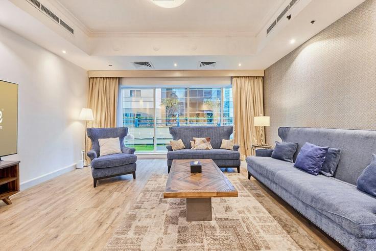 Elegante sala de estar con mobiliario moderno en un apartamento en Building Al Khayay St - b-n-b-holiday-homes-rental-llc - 1390923 en Dubai Marina, Dubai