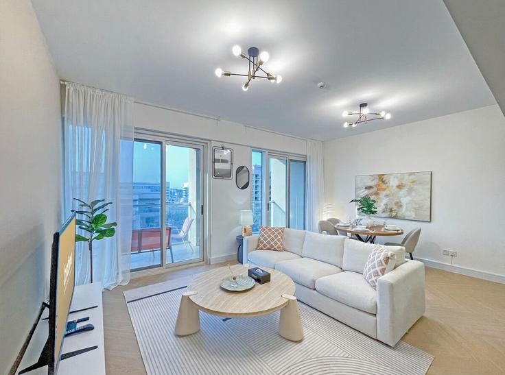 Dubai Al BarshaのBuilding Al Pherdan - b-n-b-holiday-homes-rental-llc - 1253287のアパートメントにある、モダンな家具を備えたエレガントなデザインのリビングルーム Dubai Al BarshaのBuilding Al Pherdan - b-n-b-holiday-homes-rental-llc - 1253287のアパートメントにある、モダンな家具を備えたエレガントなデザインのリビングルーム