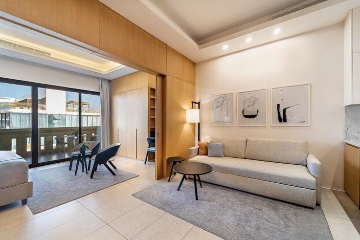 Building Tariaq Bedon Esm - b-n-b-holiday-homes-rental-llc - 1367467 adresindeki bir dairede modern mobilyalarla zarif bir şekilde tasarlanmış oturma odası The Palm Jumeirah, Dubai