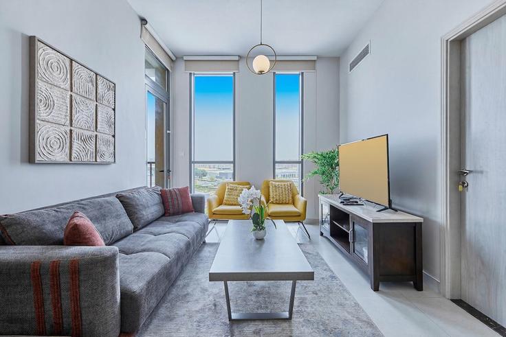 Salle de séjour élégante avec mobilier moderne dans un appartement à Building Tariaq Bedon Esm - b-n-b-holiday-homes-rental-llc - 1281862 à Me'aisem First, Dubai