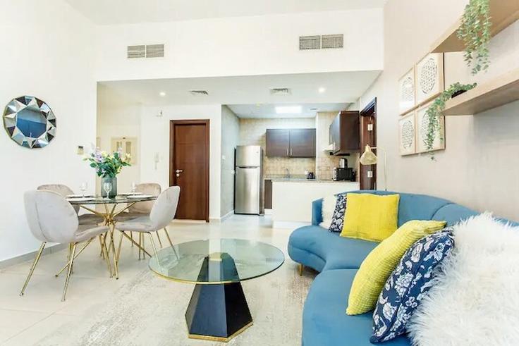Sala de estar elegantemente projetada com móveis modernos em um apartamento no Building Tariaq Bedon Esm - b-n-b-holiday-homes-rental-llc - 1253305 em Arjan-Dubailand, Dubai Sala de estar elegantemente projetada com móveis modernos em um apartamento no Building Tariaq Bedon Esm - b-n-b-holiday-homes-rental-llc - 1253305 em Arjan-Dubailand, Dubai