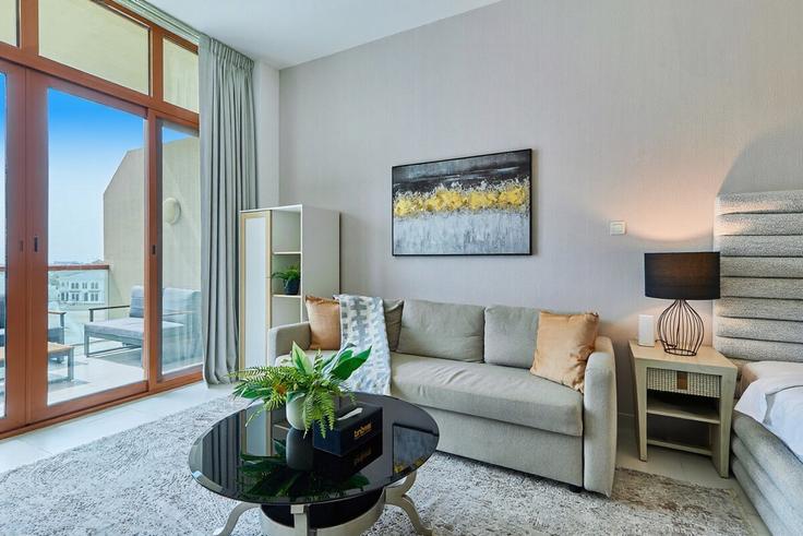 Building Tariaq Bedon Esm - b-n-b-holiday-homes-rental-llc - 1253303 adresindeki bir dairede modern mobilyalarla zarif bir şekilde tasarlanmış oturma odası The Palm Jumeirah, Dubai