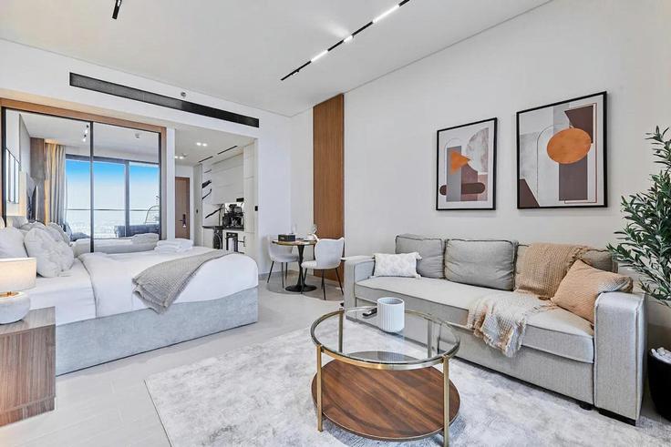 Building Marasi Drive - b-n-b-holiday-homes-rental-llc - 1271733 adresindeki bir dairede modern mobilyalarla zarif bir şekilde tasarlanmış oturma odası Business Bay, Dubai