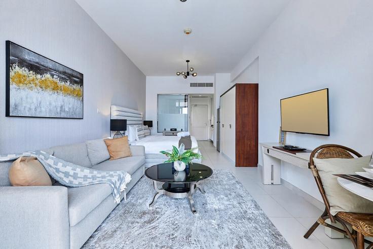 The Palm Jumeirah, Dubai 소재 Building Tariaq Bedon Esm - b-n-b-holiday-homes-rental-llc - 1253303 유닛에 마련된, 현대적인 가구로 꾸며진 우아한 디자인의 거실 The Palm Jumeirah, Dubai 소재 Building Tariaq Bedon Esm - b-n-b-holiday-homes-rental-llc - 1253303 유닛에 마련된, 현대적인 가구로 꾸며진 우아한 디자인의 거실