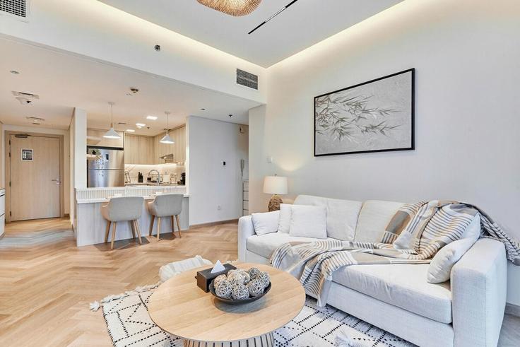 Salle de séjour élégante avec mobilier moderne dans un appartement à Building Cluster A - b-n-b-holiday-homes-rental-llc - 1367468 à Al Thanyah Fifth, Dubai Salle de séjour élégante avec mobilier moderne dans un appartement à Building Cluster A - b-n-b-holiday-homes-rental-llc - 1367468 à Al Thanyah Fifth, Dubai