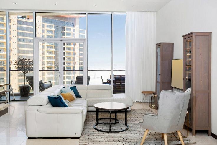 Building Tariaq Bedon Esm - b-n-b-holiday-homes-rental-llc - 1253307 adresindeki bir dairede modern mobilyalarla zarif bir şekilde tasarlanmış oturma odası The Palm Jumeirah, Dubai