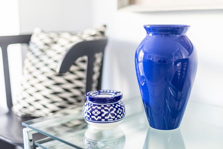 Elegant gestaltetes Wohnzimmer mit moderner Einrichtung in einer Wohnung im Building Calle Yedras - b06855001 - 1343399 in Nueva Andalucía, Marbella