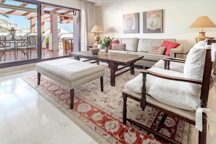 Building Calle Santander - b06855001 - 1343417 adresindeki bir dairede modern mobilyalarla zarif bir şekilde tasarlanmış oturma odası Marbella, Marbella