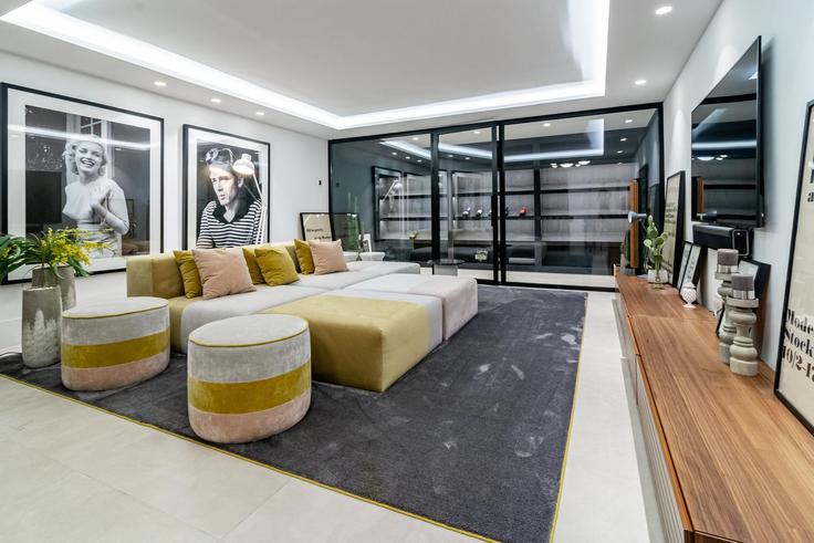 Elegante sala de estar con mobiliario moderno en un apartamento en Building Calle Cartuja 17-D - b06855001 - 1343402 en Nueva Andalucía, Marbella